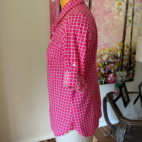 Ladies Tommy Hilfiger Blouse. Fushia/Pink, white design. Fitted & cute. EUC Sz M - Picture 4 of 6
